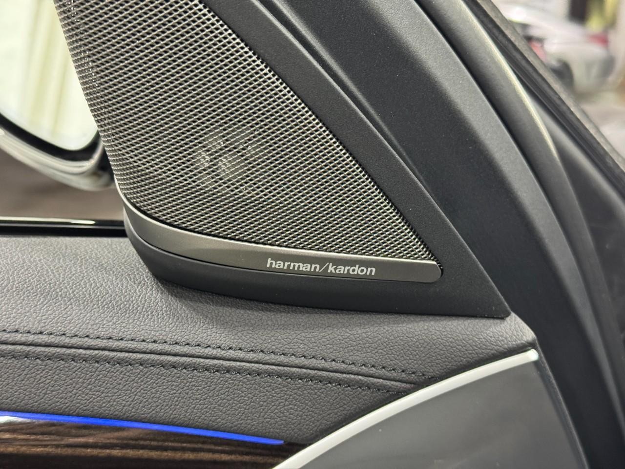 BMW 5 Series Vehicle Full-screen Gallery Image 25