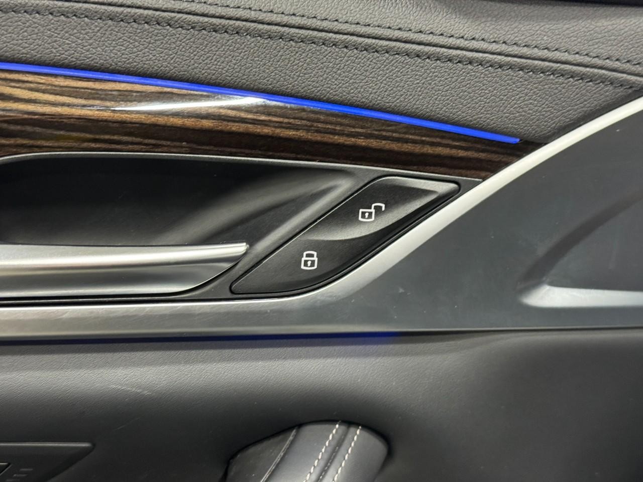 BMW 5 Series Vehicle Full-screen Gallery Image 26