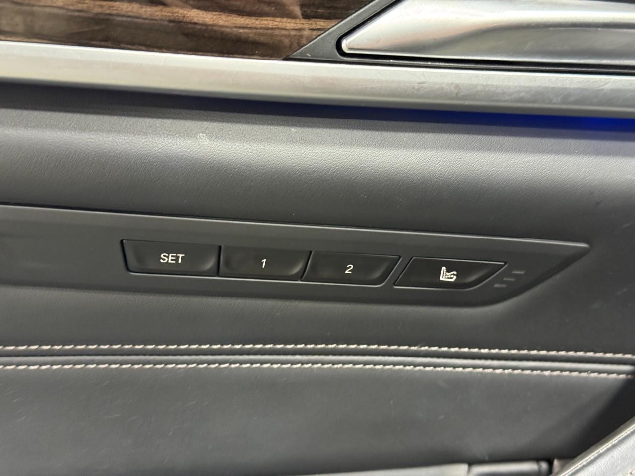 BMW 5 Series Vehicle Full-screen Gallery Image 27