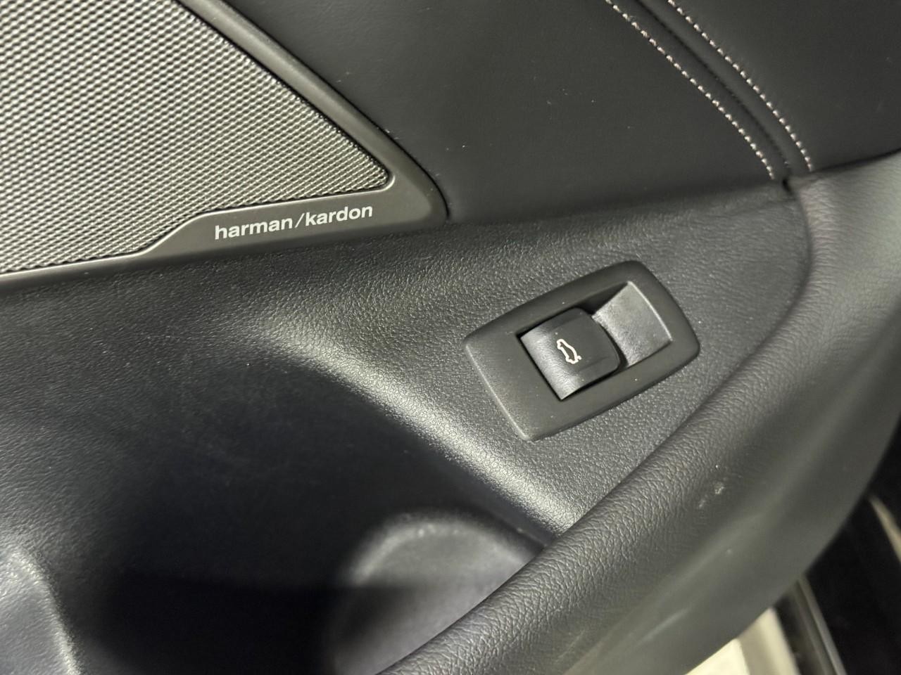 BMW 5 Series Vehicle Full-screen Gallery Image 29