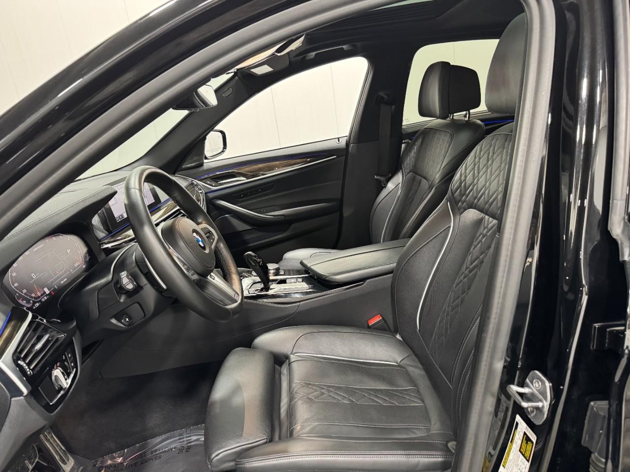 BMW 5 Series Vehicle Full-screen Gallery Image 30