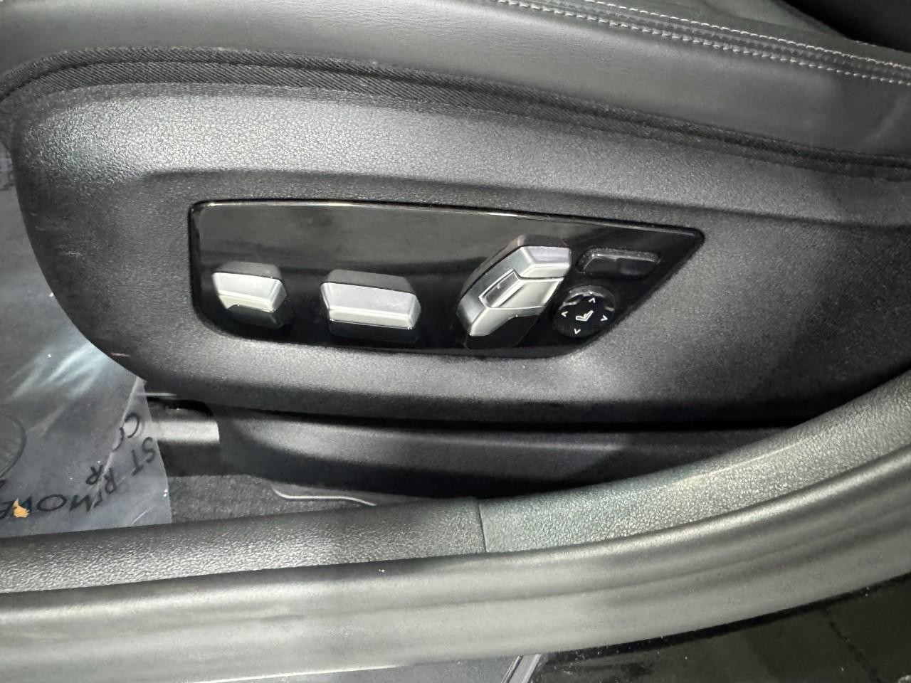 BMW 5 Series Vehicle Full-screen Gallery Image 32