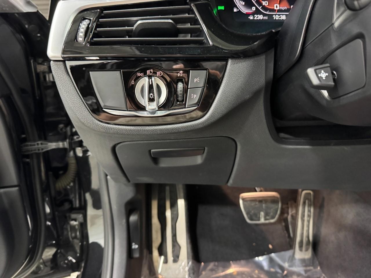 BMW 5 Series Vehicle Full-screen Gallery Image 33