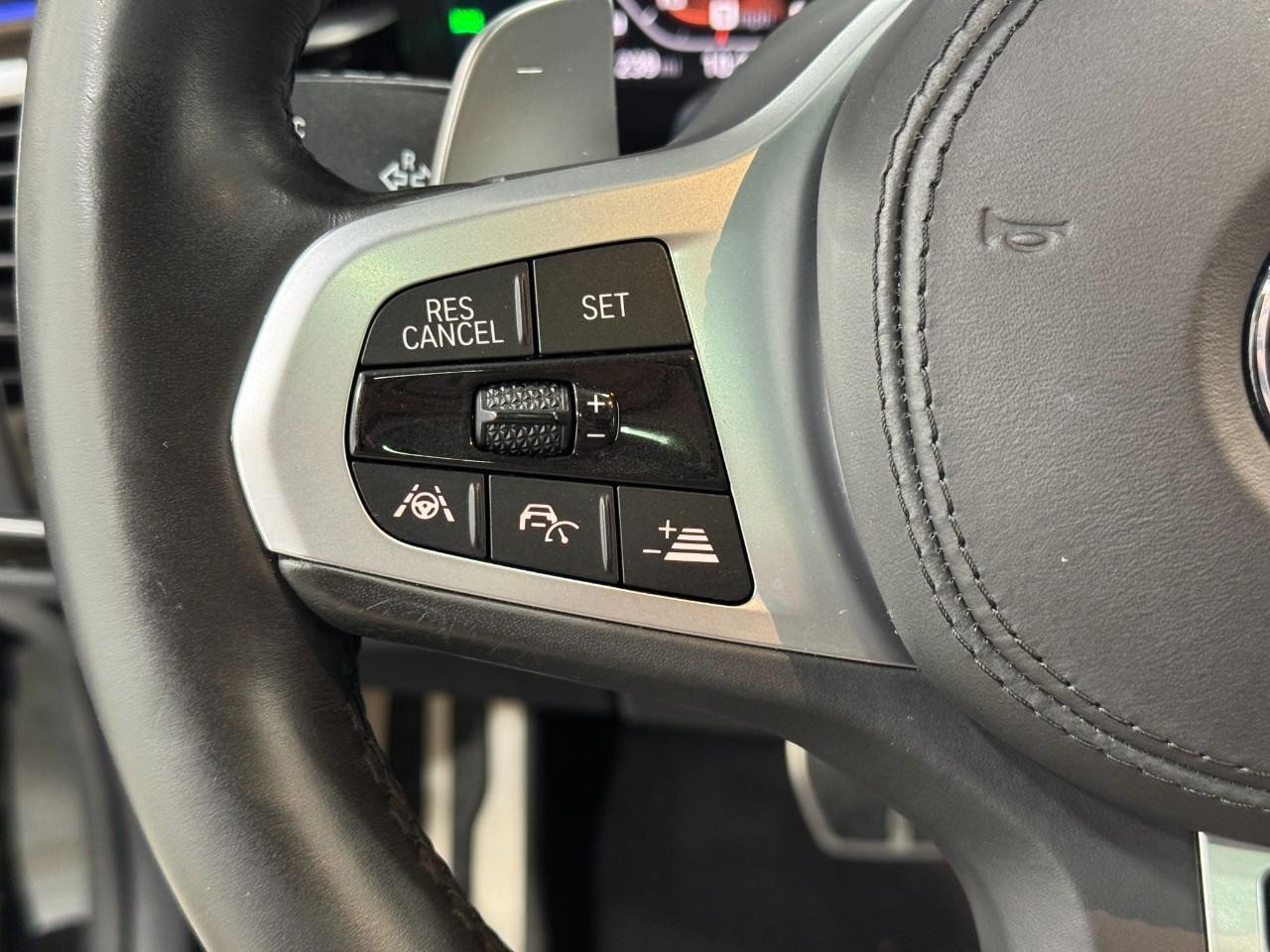 BMW 5 Series Vehicle Full-screen Gallery Image 34