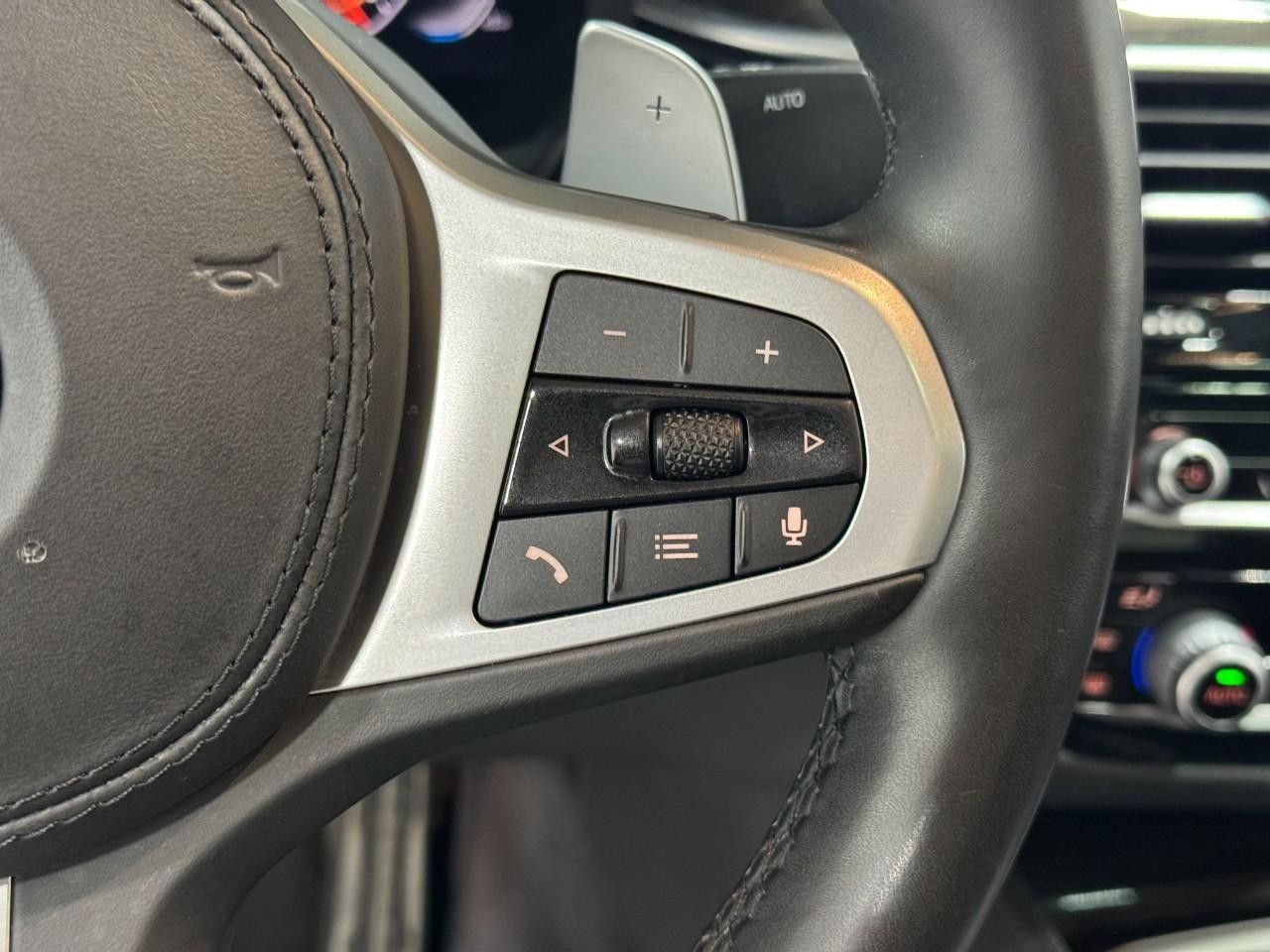 BMW 5 Series Vehicle Full-screen Gallery Image 35