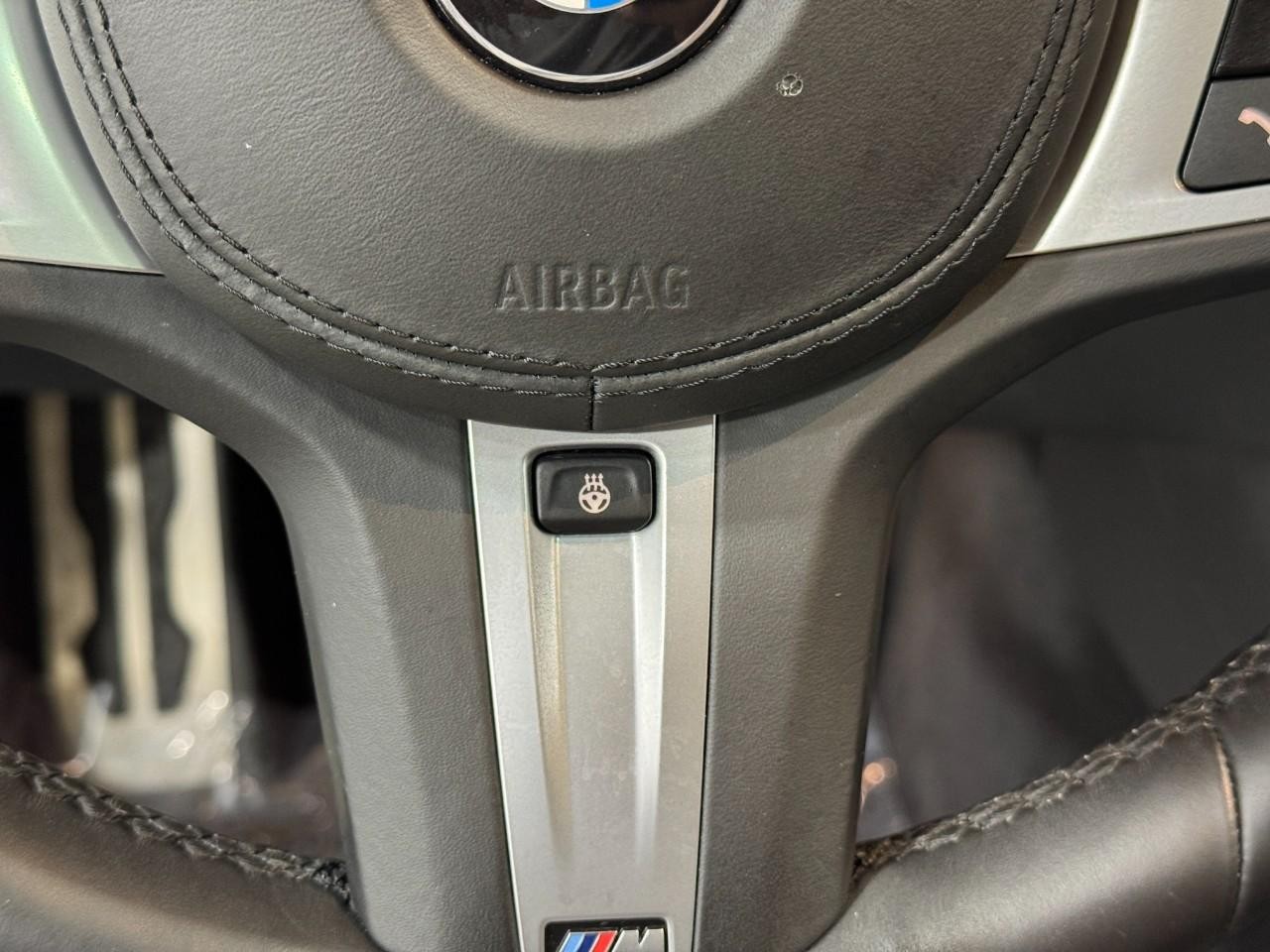 BMW 5 Series Vehicle Full-screen Gallery Image 36