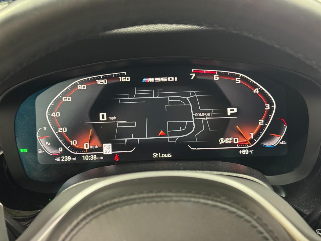 BMW 5 Series Vehicle Full-screen Gallery Image 37