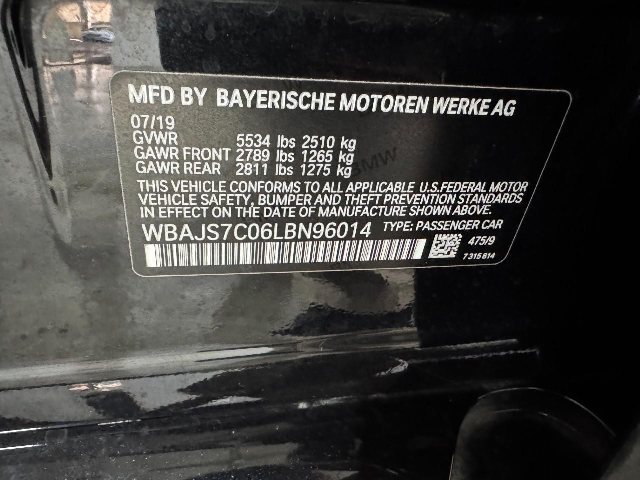 BMW 5 Series Vehicle Full-screen Gallery Image 39