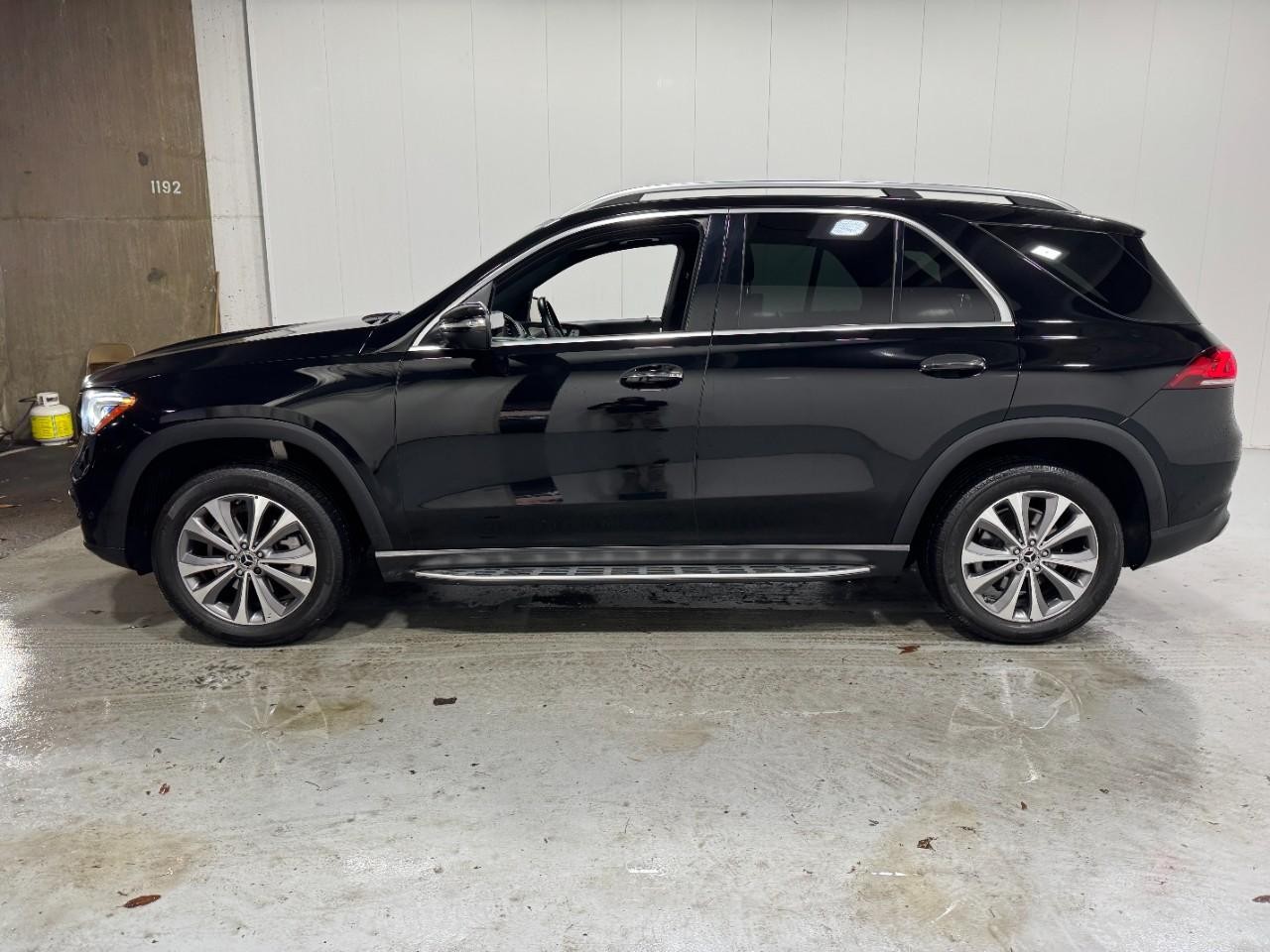 Mercedes-Benz GLE Vehicle Full-screen Gallery Image 2