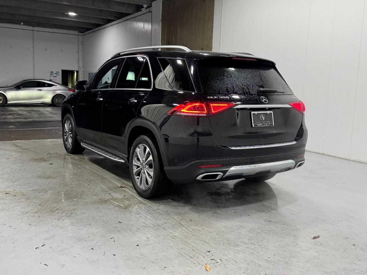 Mercedes-Benz GLE Vehicle Full-screen Gallery Image 3