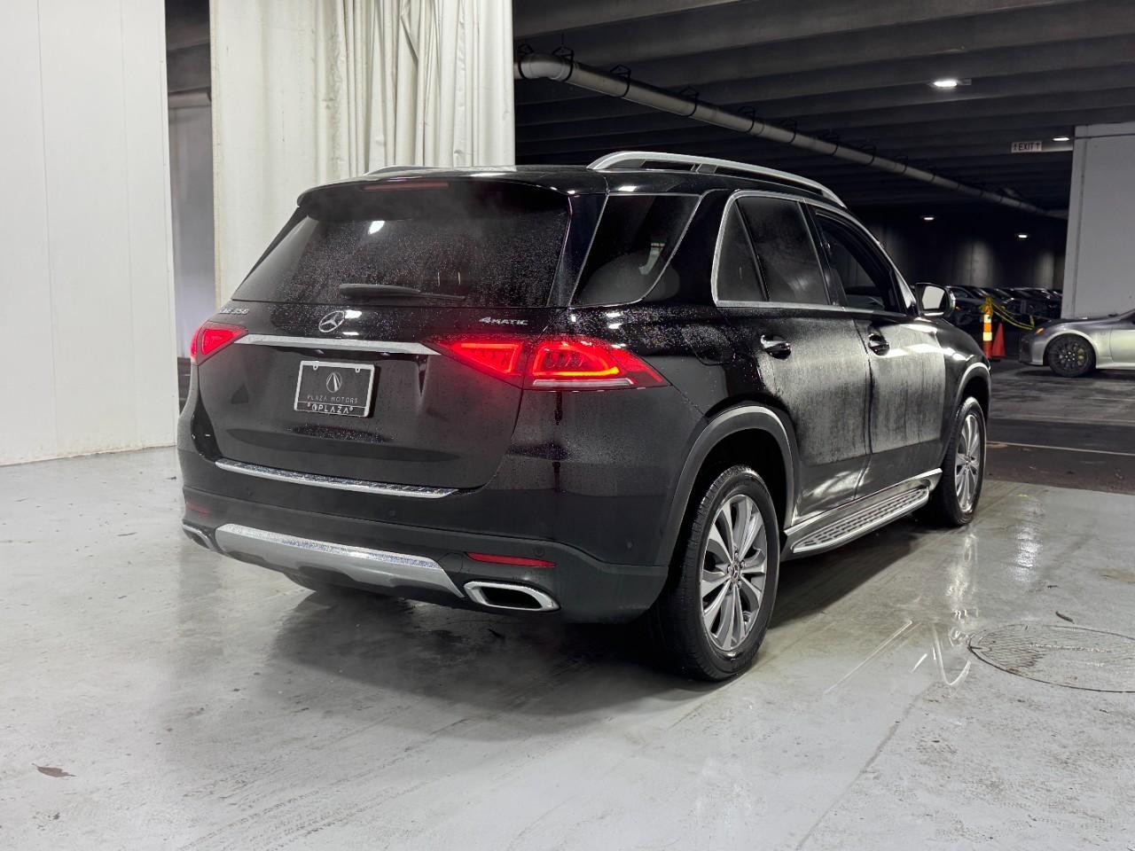 Mercedes-Benz GLE Vehicle Full-screen Gallery Image 4