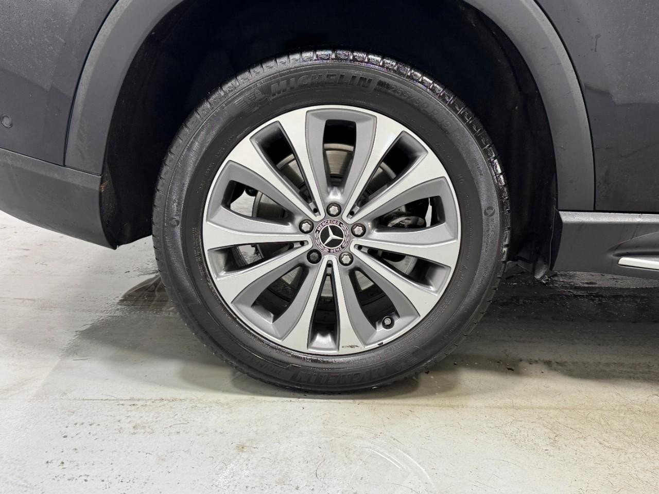 Mercedes-Benz GLE Vehicle Full-screen Gallery Image 5