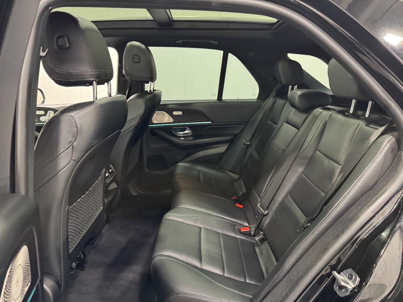 Mercedes-Benz GLE Vehicle Full-screen Gallery Image 8