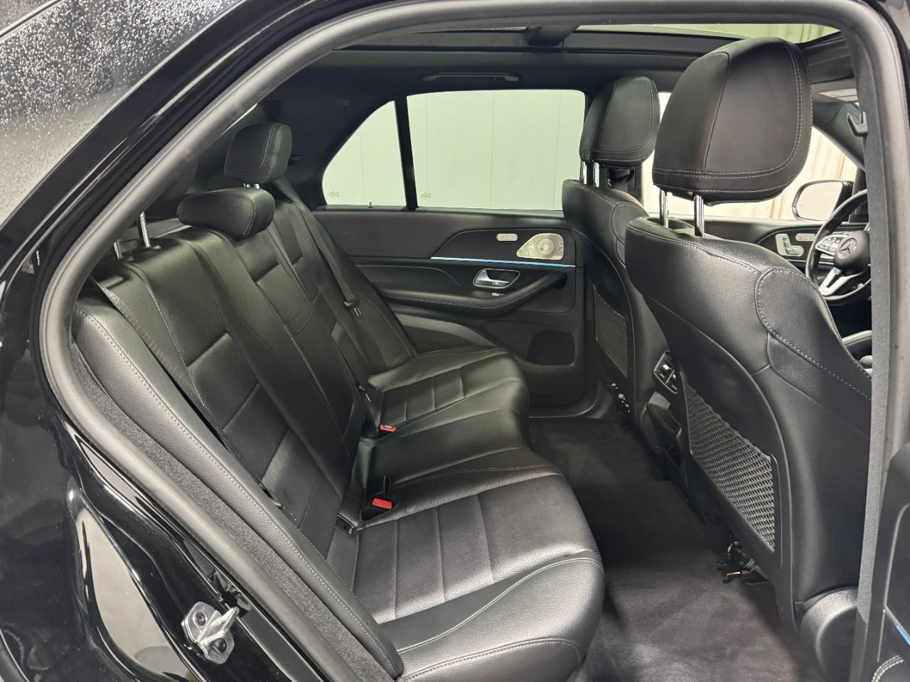 Mercedes-Benz GLE Vehicle Full-screen Gallery Image 9