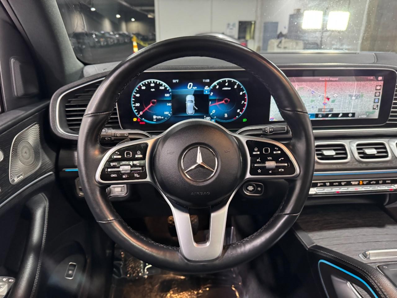 Mercedes-Benz GLE Vehicle Full-screen Gallery Image 12