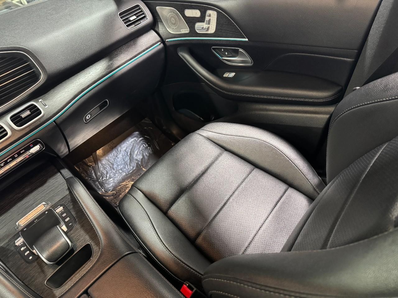 Mercedes-Benz GLE Vehicle Full-screen Gallery Image 16