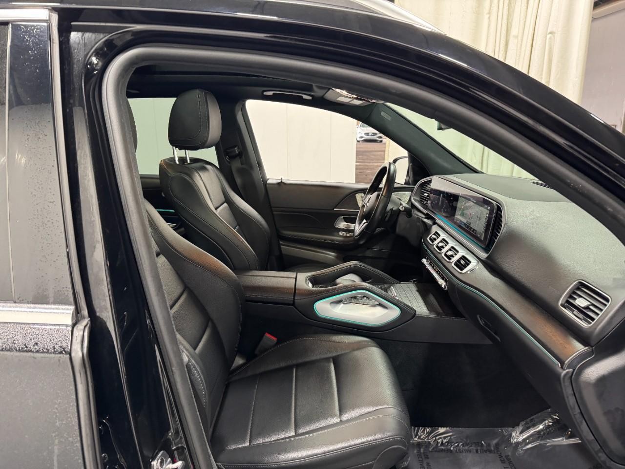 Mercedes-Benz GLE Vehicle Full-screen Gallery Image 17