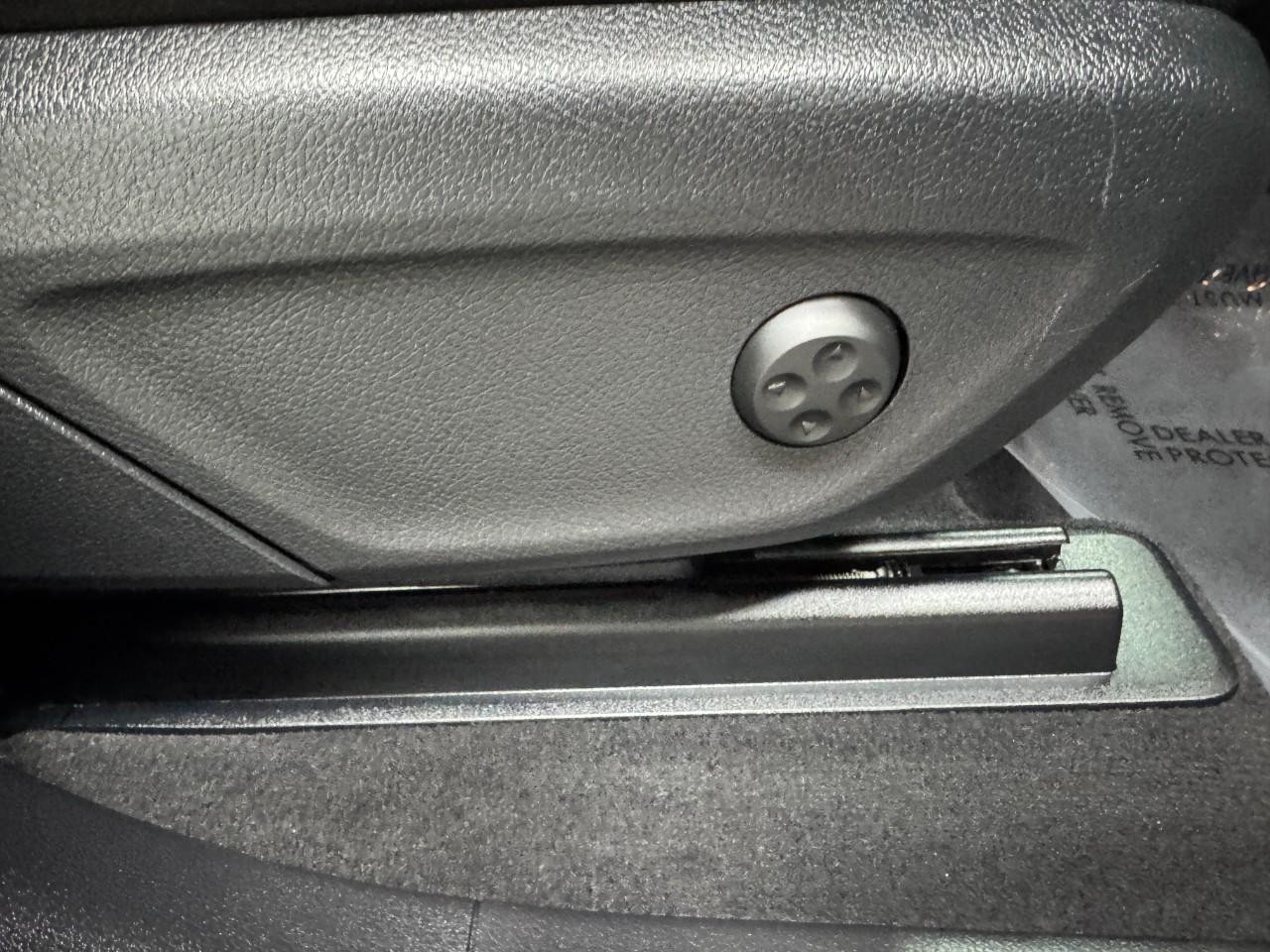 Mercedes-Benz GLE Vehicle Full-screen Gallery Image 19