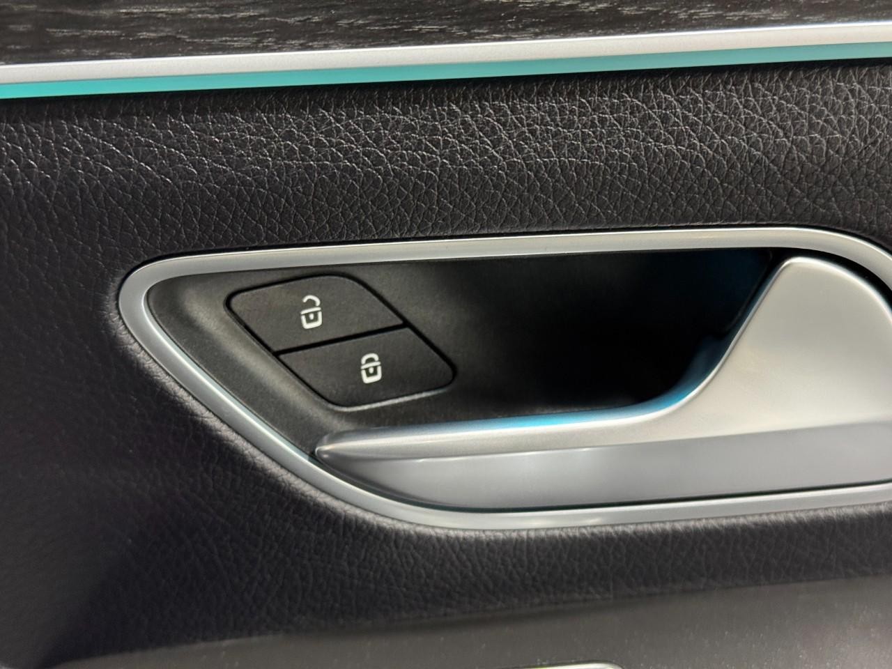 Mercedes-Benz GLE Vehicle Full-screen Gallery Image 21