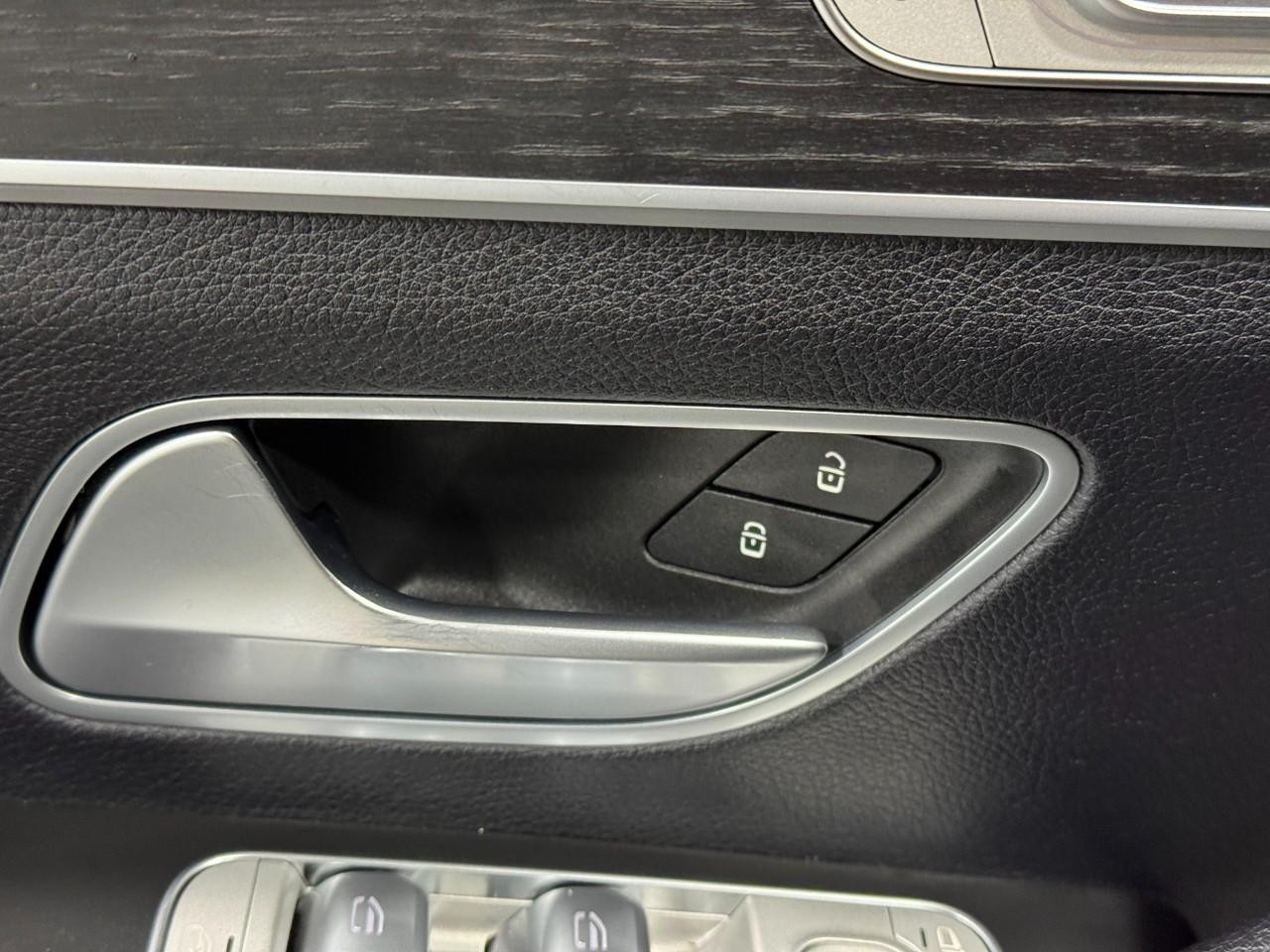 Mercedes-Benz GLE Vehicle Full-screen Gallery Image 25