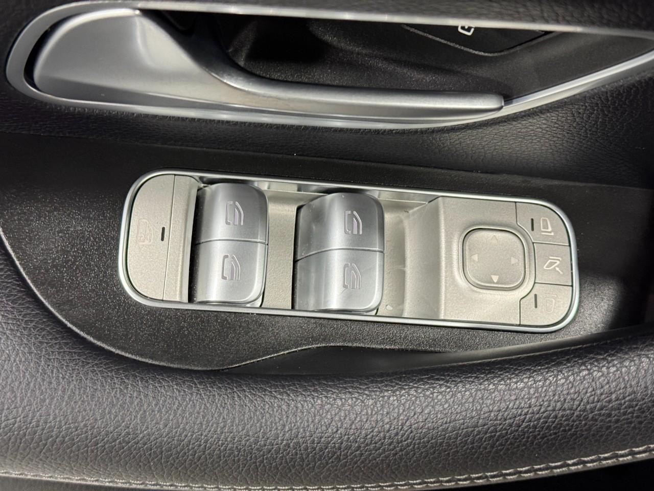 Mercedes-Benz GLE Vehicle Full-screen Gallery Image 26