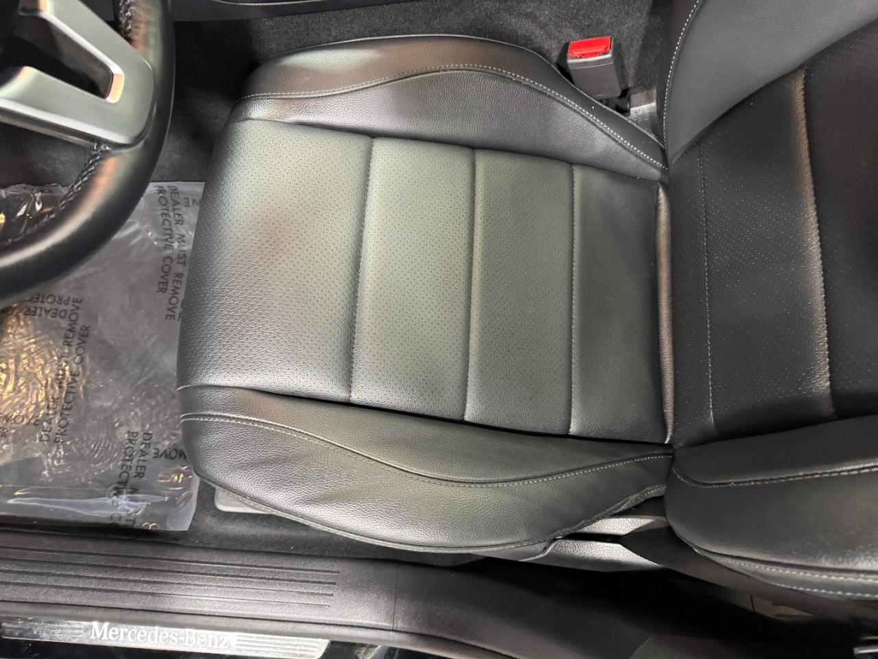 Mercedes-Benz GLE Vehicle Full-screen Gallery Image 29