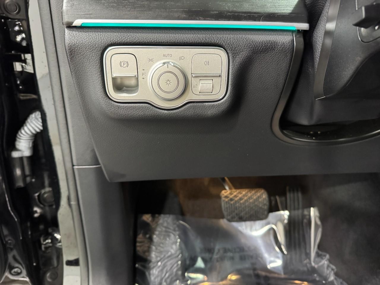 Mercedes-Benz GLE Vehicle Full-screen Gallery Image 31