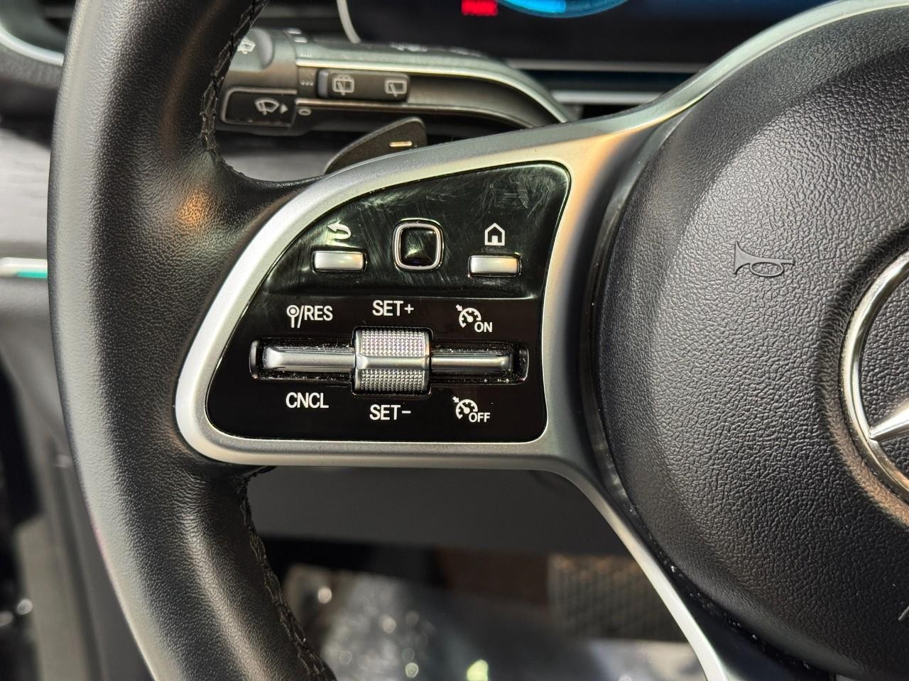 Mercedes-Benz GLE Vehicle Full-screen Gallery Image 32