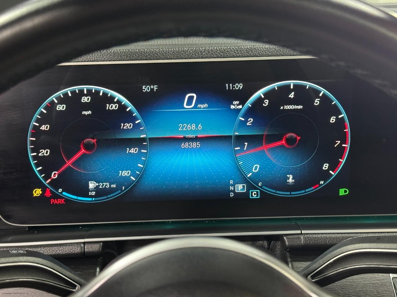 Mercedes-Benz GLE Vehicle Full-screen Gallery Image 34