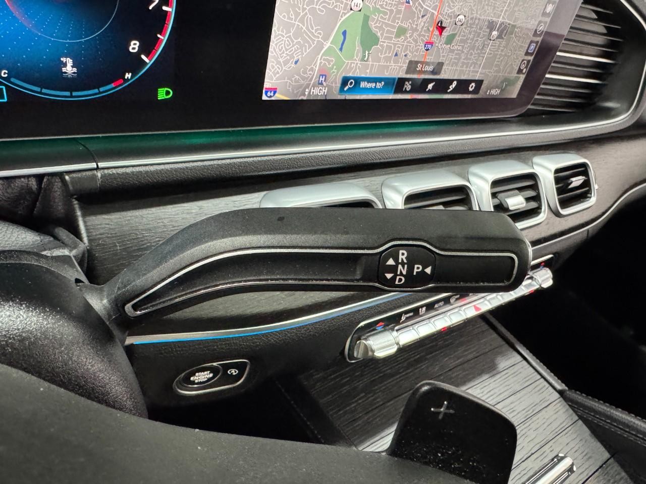 Mercedes-Benz GLE Vehicle Full-screen Gallery Image 35