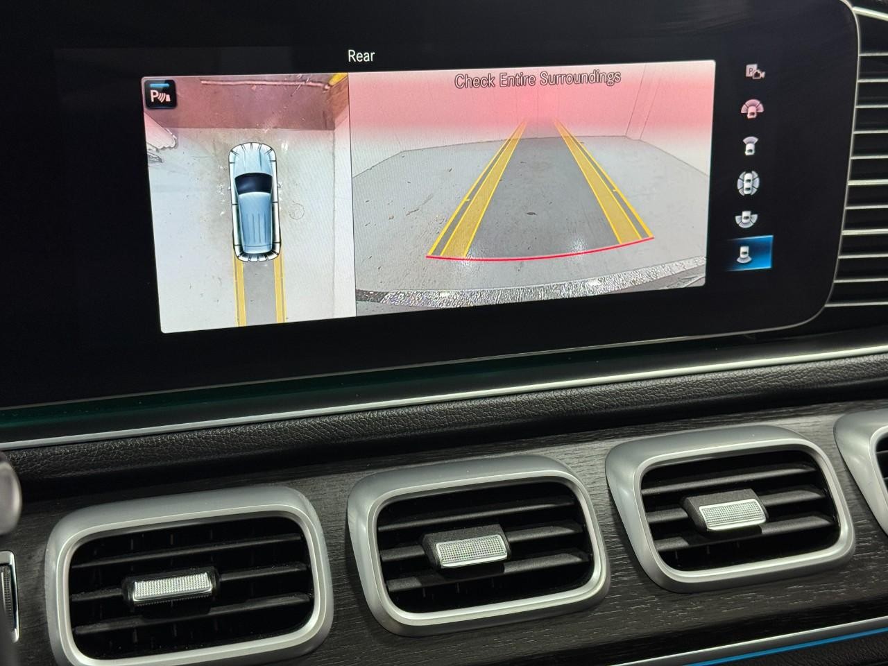 Mercedes-Benz GLE Vehicle Full-screen Gallery Image 36