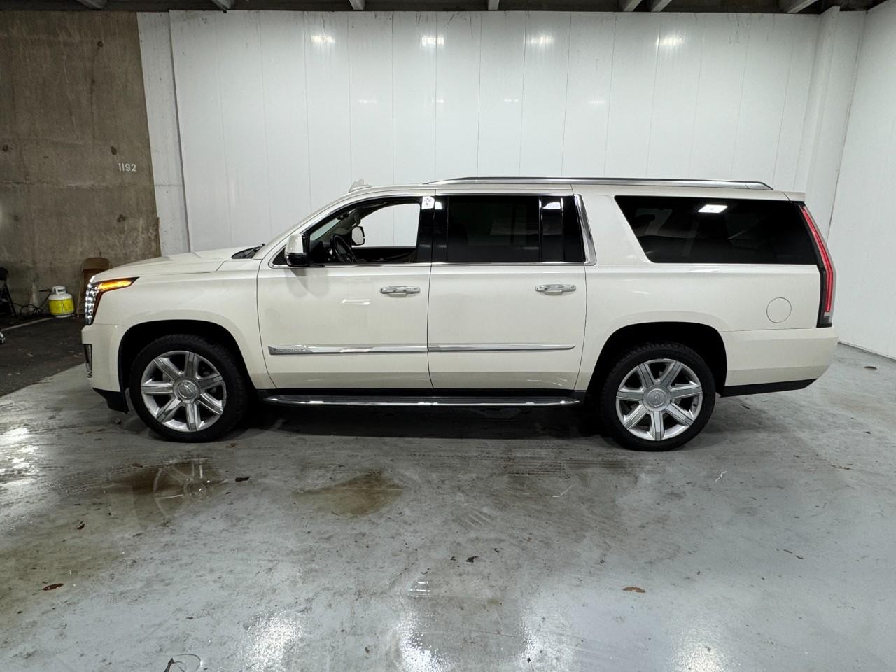 Cadillac Escalade ESV Vehicle Full-screen Gallery Image 02