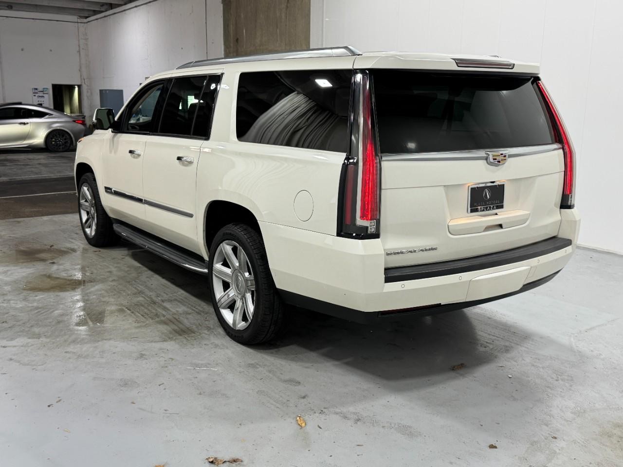 Cadillac Escalade ESV Vehicle Full-screen Gallery Image 03