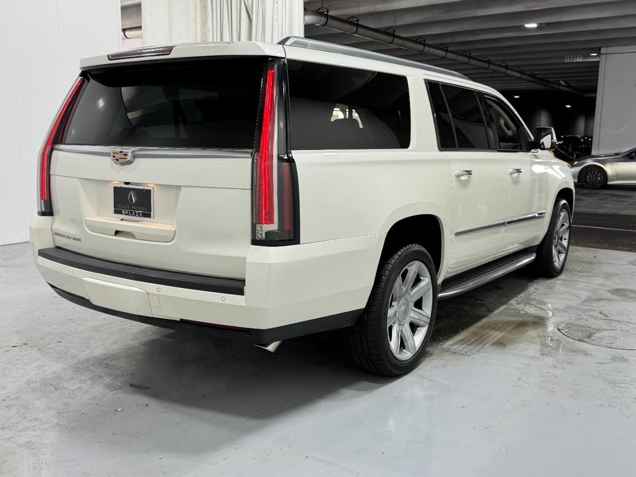 Cadillac Escalade ESV Vehicle Full-screen Gallery Image 04
