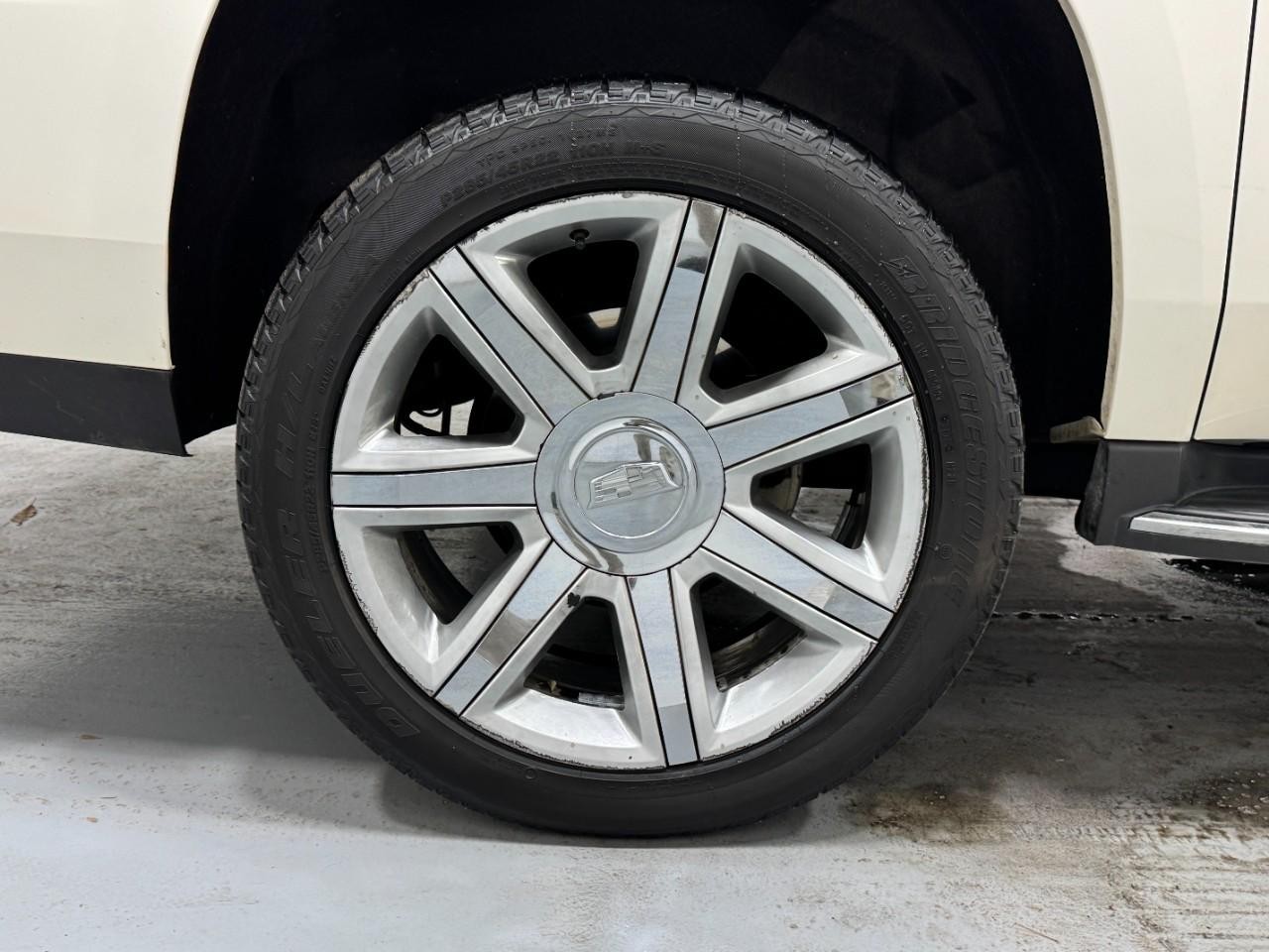 Cadillac Escalade ESV Vehicle Full-screen Gallery Image 05