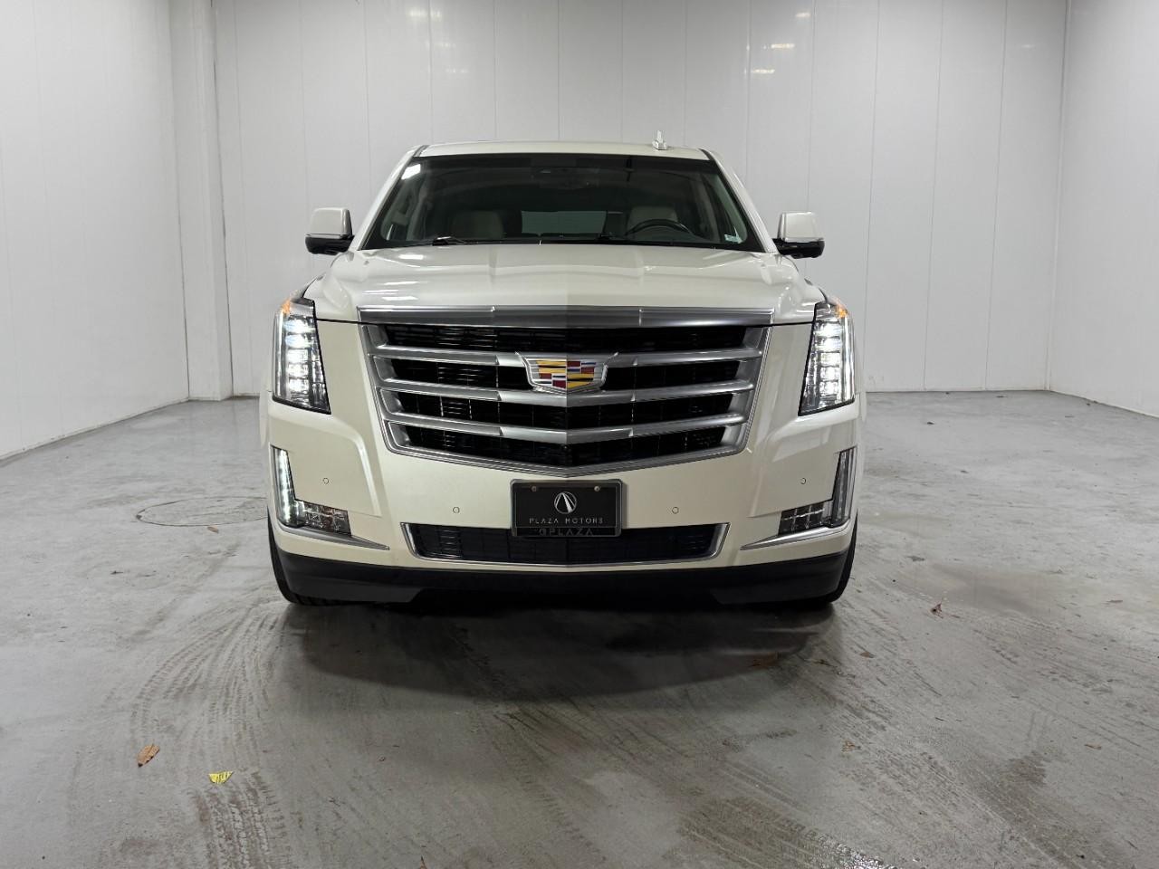 Cadillac Escalade ESV Vehicle Full-screen Gallery Image 07
