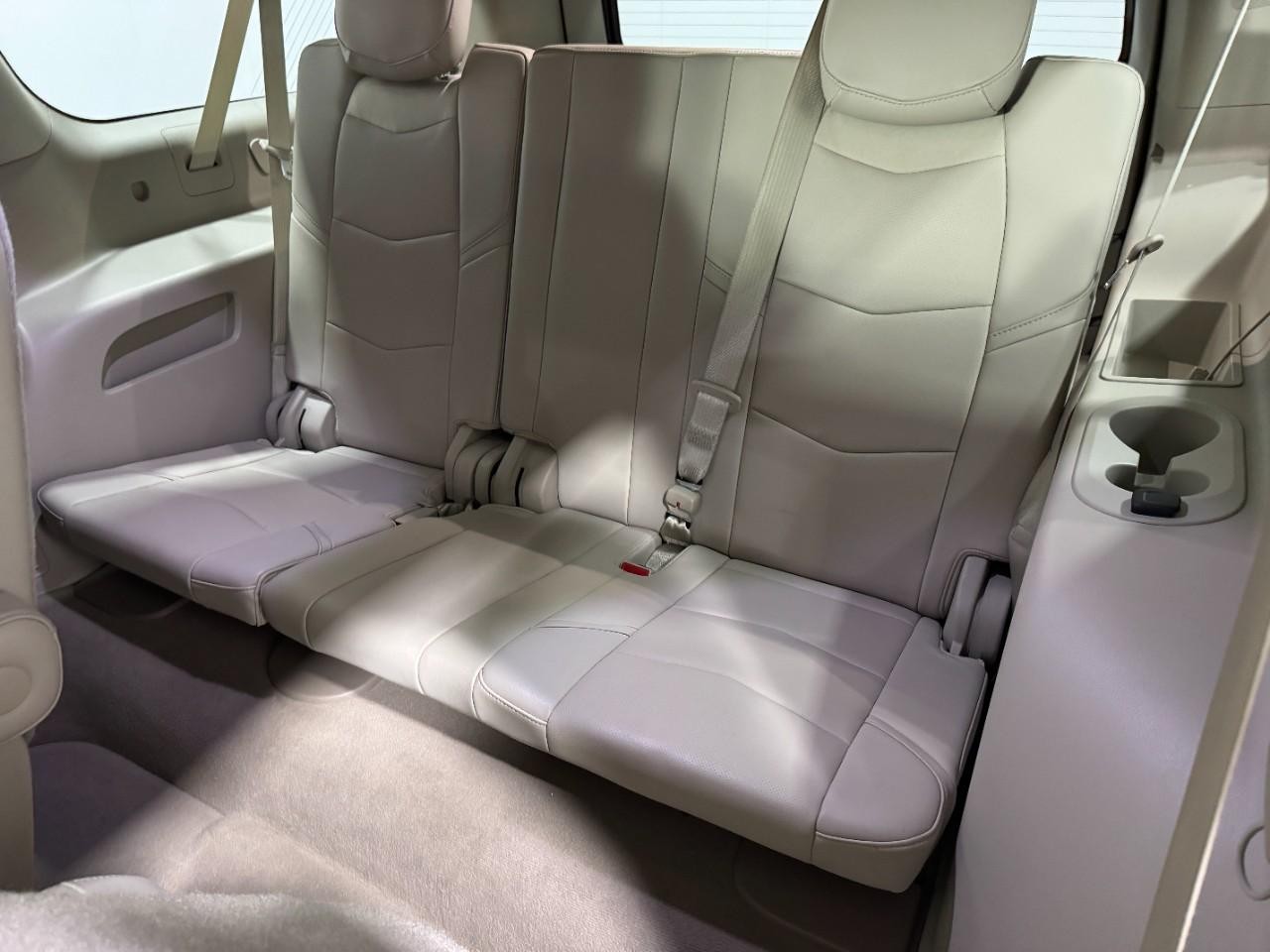 Cadillac Escalade ESV Vehicle Full-screen Gallery Image 08