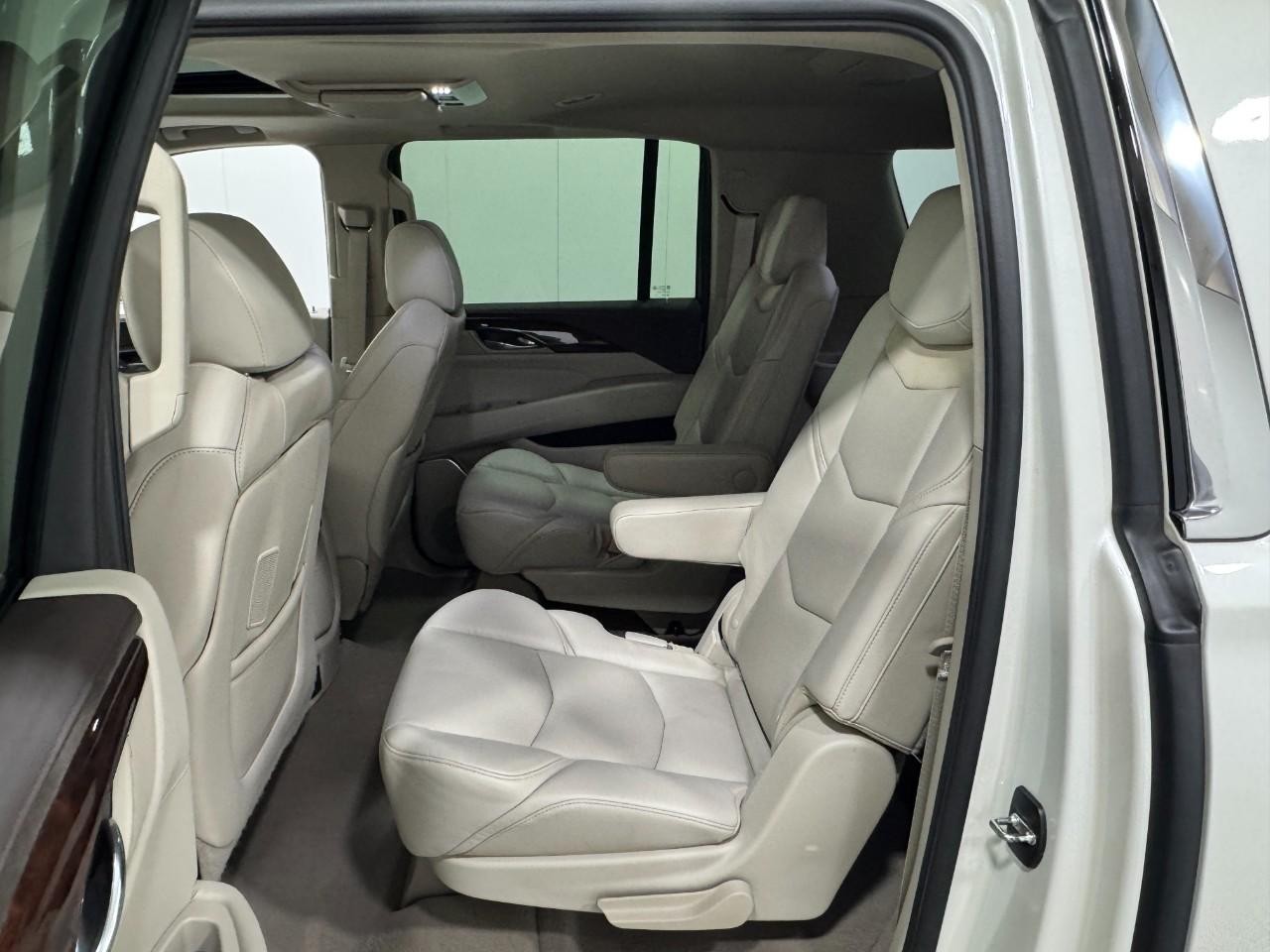 Cadillac Escalade ESV Vehicle Full-screen Gallery Image 09