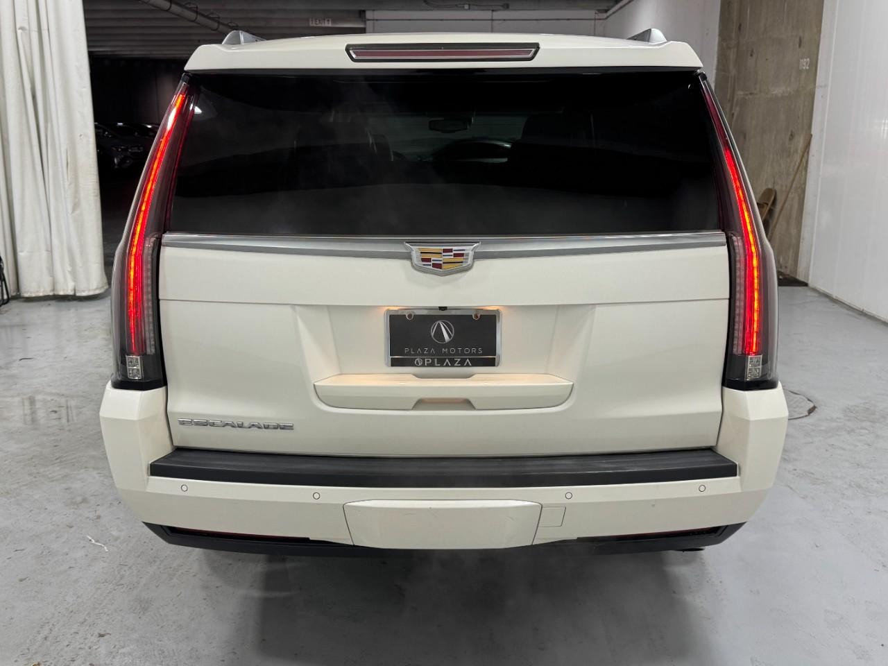 Cadillac Escalade ESV Vehicle Full-screen Gallery Image 10