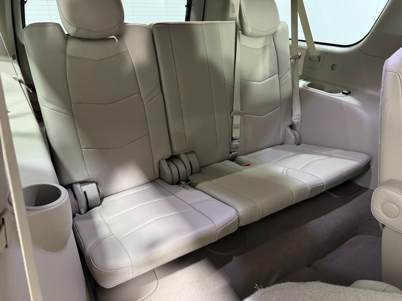 Cadillac Escalade ESV Vehicle Full-screen Gallery Image 11