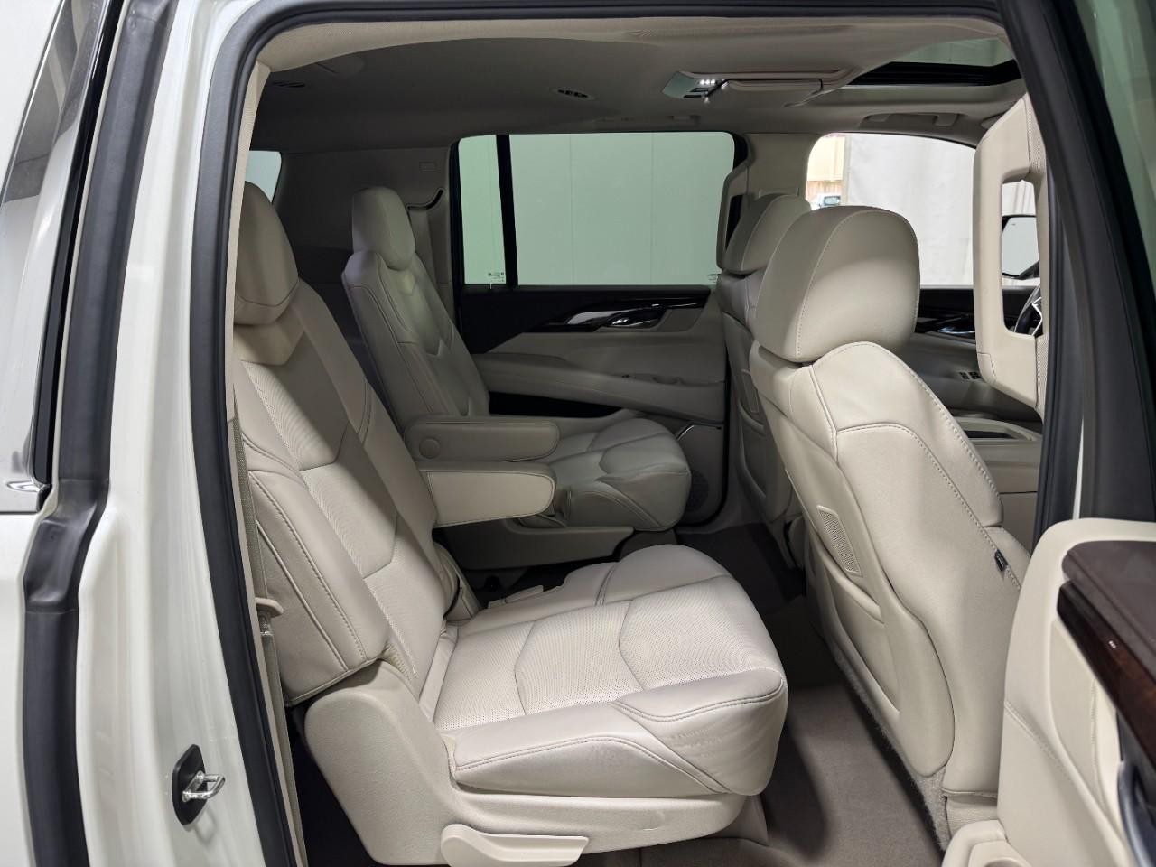 Cadillac Escalade ESV Vehicle Full-screen Gallery Image 12