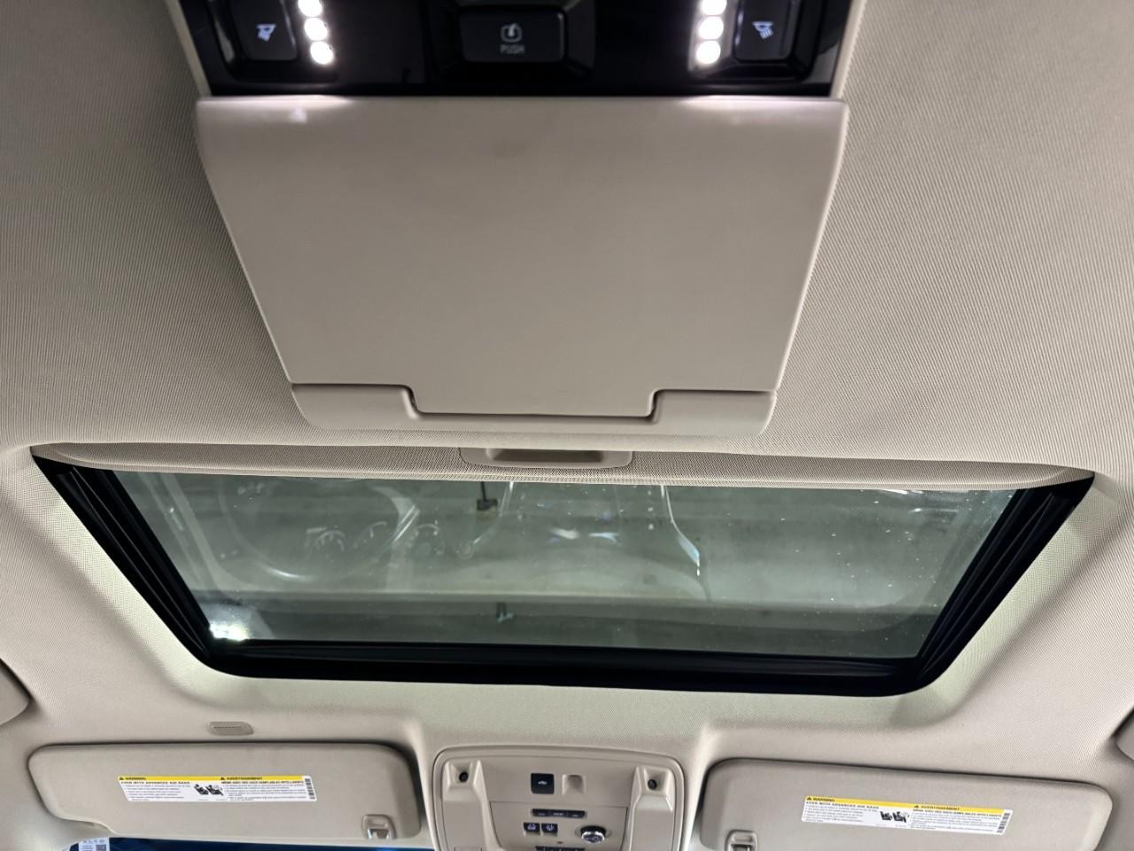 Cadillac Escalade ESV Vehicle Full-screen Gallery Image 15