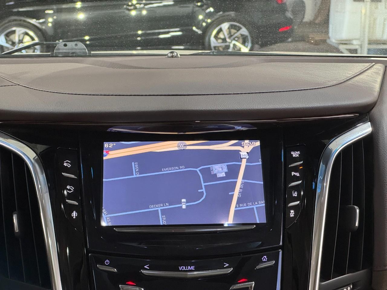 Cadillac Escalade ESV Vehicle Full-screen Gallery Image 18