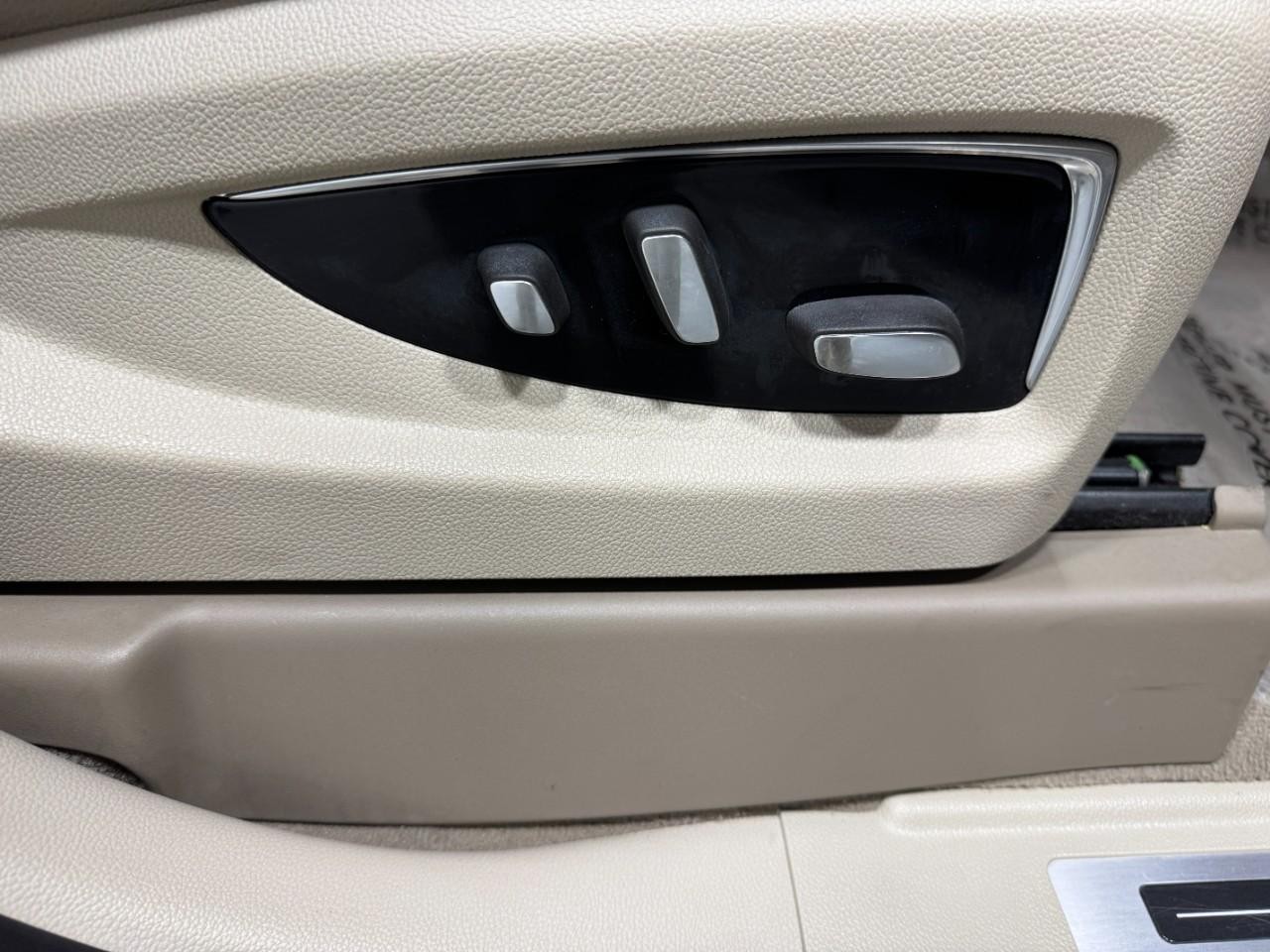 Cadillac Escalade ESV Vehicle Full-screen Gallery Image 23