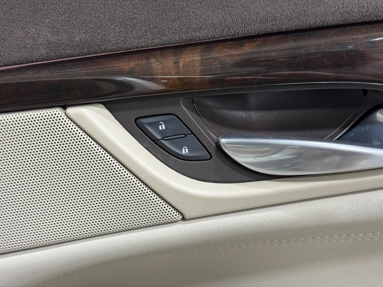 Cadillac Escalade ESV Vehicle Full-screen Gallery Image 24