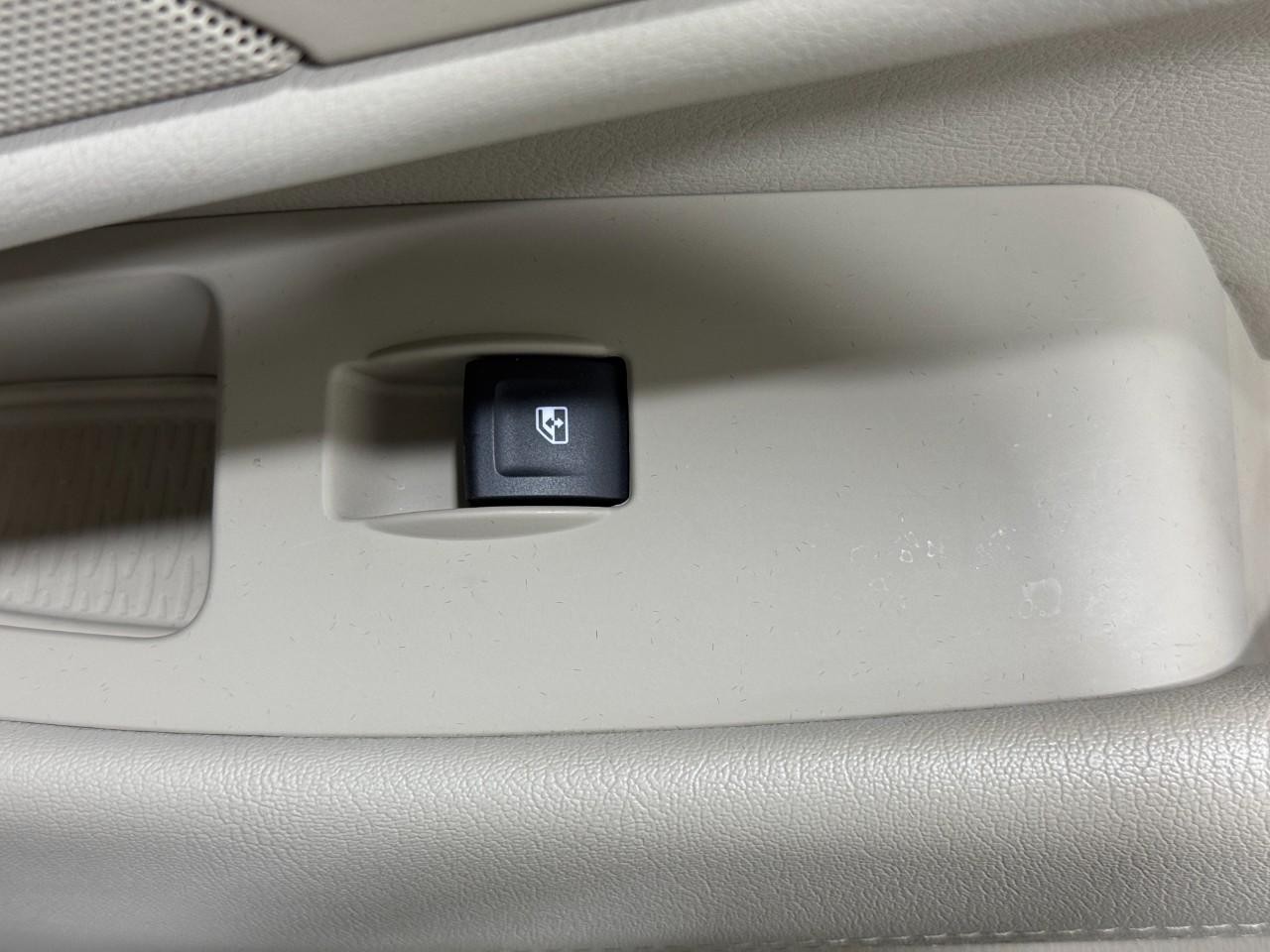 Cadillac Escalade ESV Vehicle Full-screen Gallery Image 25