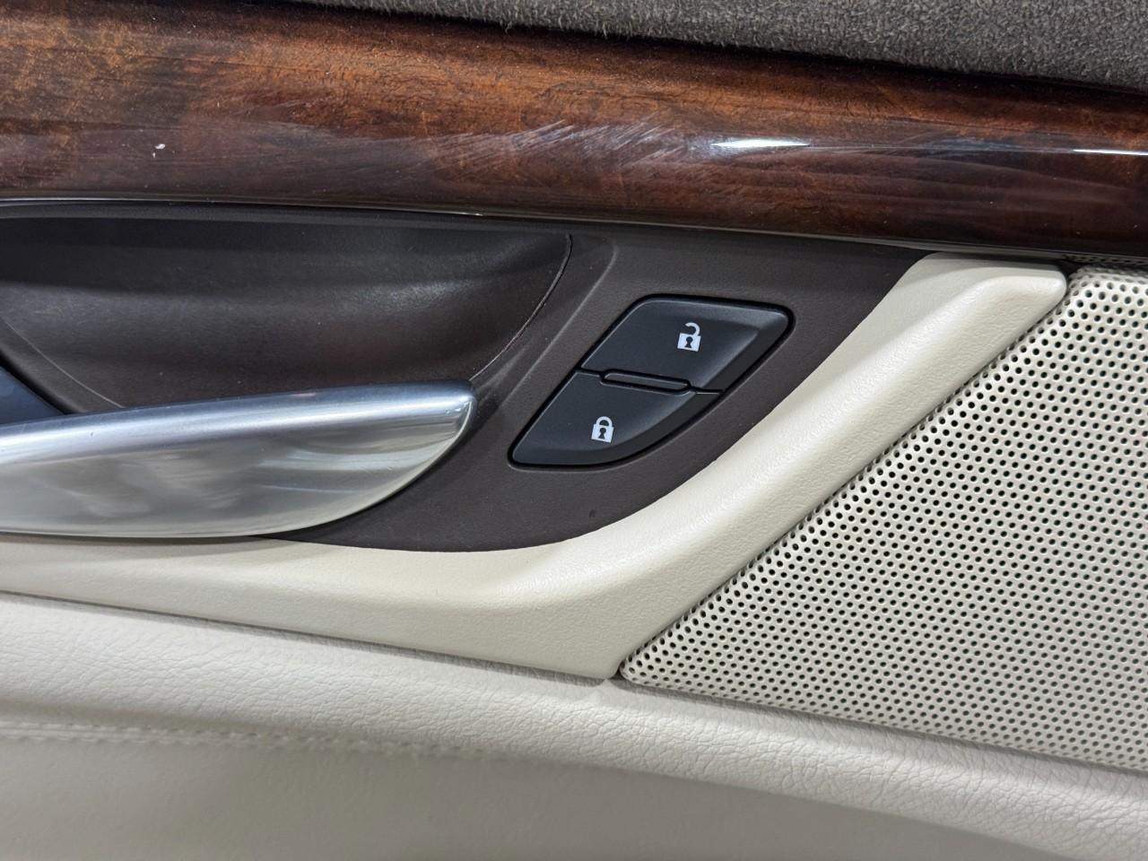 Cadillac Escalade ESV Vehicle Full-screen Gallery Image 26