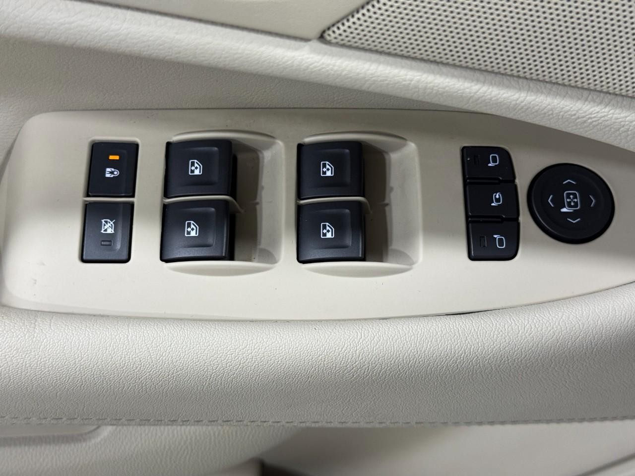 Cadillac Escalade ESV Vehicle Full-screen Gallery Image 27