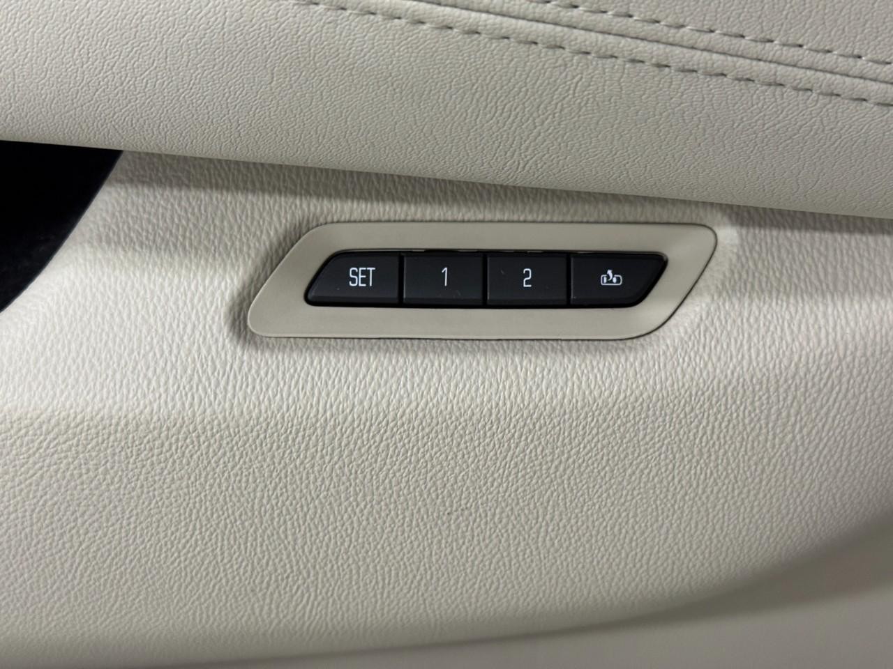 Cadillac Escalade ESV Vehicle Full-screen Gallery Image 28