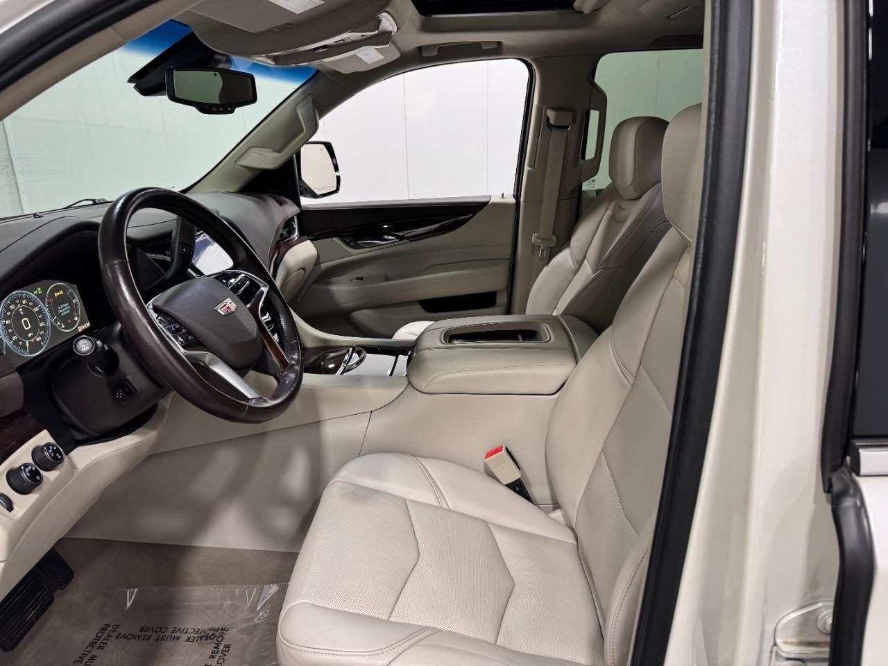 Cadillac Escalade ESV Vehicle Full-screen Gallery Image 29